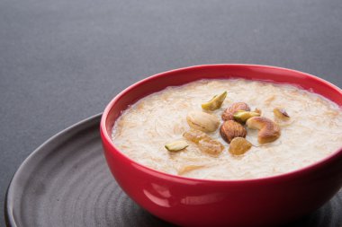 tatlı Kheer veya koyak payasa, gil-e-firdaus, fereni olarak da bilinen dik Khurma Seviyan, popüler tatlı tabağı