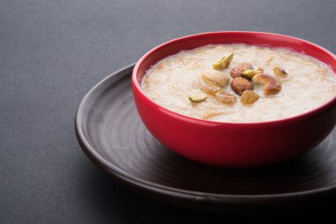 tatlı Kheer veya koyak payasa, gil-e-firdaus, fereni olarak da bilinen dik Khurma Seviyan, popüler tatlı tabağı