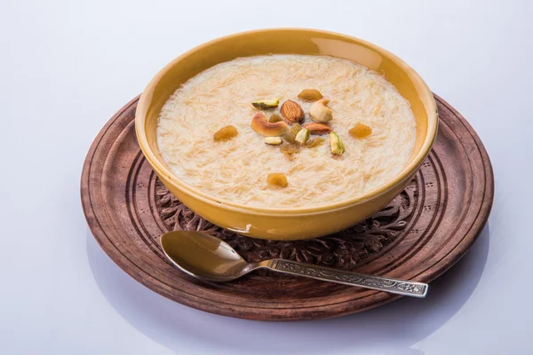 Tatlı Kheer veya koyak payasa, gil-e-firdaus, fereni olarak da bilinen dik Khurma Seviyan, popüler tatlı tabağı — Stok fotoğraf