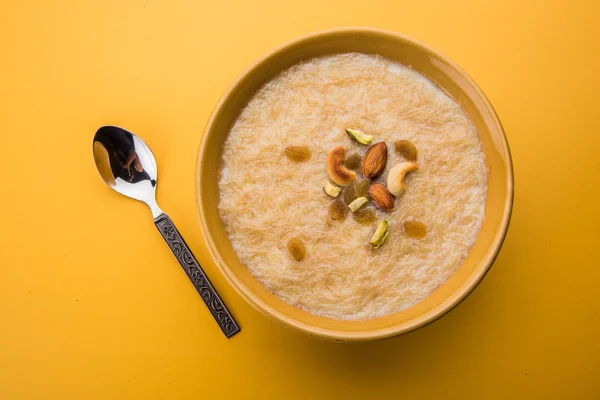 Sweet Kheer or khir payasa, gil-e-firdaus, fereni also known as Sheer Khurma Seviyan, popular sweet dish — Stock Photo, Image