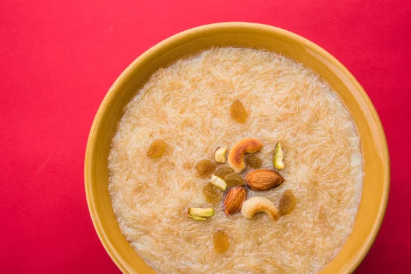 Sweet Kheer or khir payasa, gil-e-firdaus, fereni also known as Sheer Khurma Seviyan, popular sweet dish — Stock Photo, Image