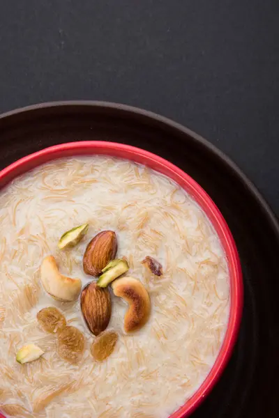 Süße kheer oder khir payasa, gil-e-firdaus, fereni auch bekannt als schiere khurma seviyan, beliebtes süßes Gericht — Stockfoto