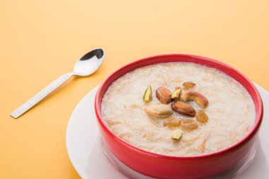 tatlı Kheer veya koyak payasa, gil-e-firdaus, fereni olarak da bilinen dik Khurma Seviyan, popüler tatlı tabağı