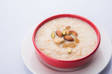 tatlı Kheer veya koyak payasa, gil-e-firdaus, fereni olarak da bilinen dik Khurma Seviyan, popüler tatlı tabağı