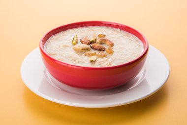 tatlı Kheer veya koyak payasa, gil-e-firdaus, fereni olarak da bilinen dik Khurma Seviyan, popüler tatlı tabağı