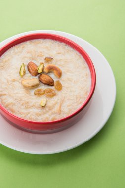 tatlı Kheer veya koyak payasa, gil-e-firdaus, fereni olarak da bilinen dik Khurma Seviyan, popüler tatlı tabağı