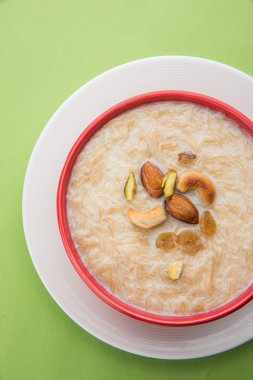 tatlı Kheer veya koyak payasa, gil-e-firdaus, fereni olarak da bilinen dik Khurma Seviyan, popüler tatlı tabağı