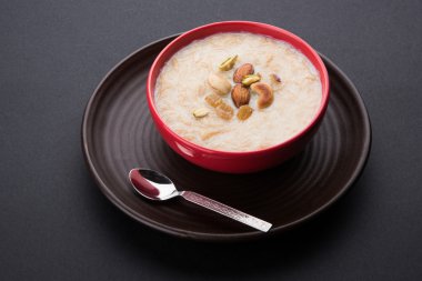 tatlı Kheer veya koyak payasa, gil-e-firdaus, fereni olarak da bilinen dik Khurma Seviyan, popüler tatlı tabağı