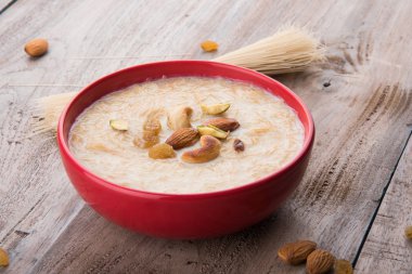 tatlı Kheer veya koyak payasa, gil-e-firdaus, fereni olarak da bilinen dik Khurma Seviyan, popüler tatlı tabağı