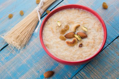 tatlı Kheer veya koyak payasa, gil-e-firdaus, fereni olarak da bilinen dik Khurma Seviyan, popüler tatlı tabağı
