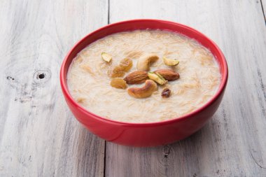 tatlı Kheer veya koyak payasa, gil-e-firdaus, fereni olarak da bilinen dik Khurma Seviyan, popüler tatlı tabağı