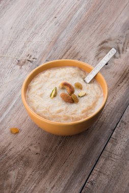 tatlı Kheer veya koyak payasa, gil-e-firdaus, fereni olarak da bilinen dik Khurma Seviyan, popüler tatlı tabağı