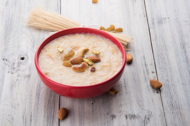 tatlı Kheer veya koyak payasa, gil-e-firdaus, fereni olarak da bilinen dik Khurma Seviyan, popüler tatlı tabağı