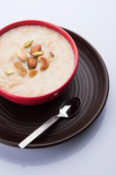 Tatlı Kheer veya koyak payasa, gil-e-firdaus, fereni olarak da bilinen dik Khurma Seviyan, popüler tatlı tabağı — Stok fotoğraf