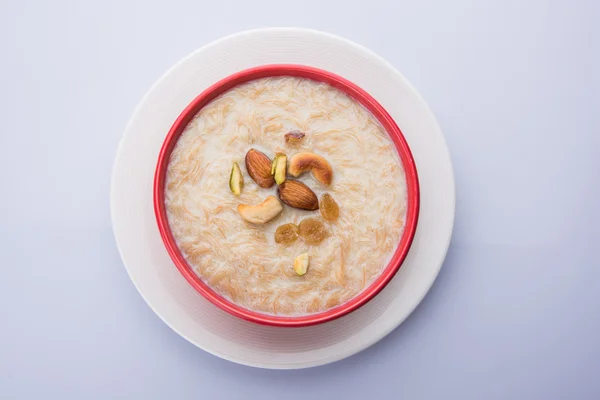 Süße kheer oder khir payasa, gil-e-firdaus, fereni auch bekannt als schiere khurma seviyan, beliebtes süßes Gericht — Stockfoto