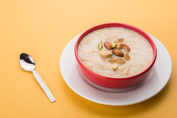 Doce Kheer ou khir payasa, gil-e-firdaus, fereni também conhecido como Sheer Khurma Seviyan, prato doce popular — Fotografia de Stock