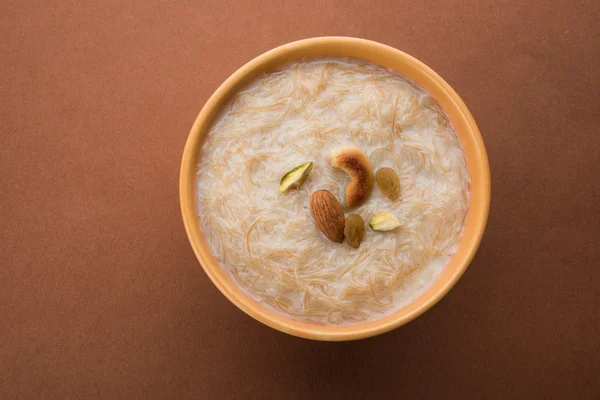 Sweet Kheer or khir payasa, gil-e-firdaus, fereni also known as Sheer Khurma Seviyan, popular sweet dish — Stock Photo, Image