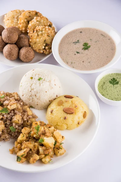 Avance Guardar en una caja de luz Buscar imágenes similares Compartir Stock foto: recetas de ayuno indio, comida de rata navratri, comida mahashivratri, receta de comida ekadashi, comida upwas, sabudana khichadi de Sabudana o sagú empapado, laddu dulce de cacahuete, sabudana vad —  Fotos de Stock