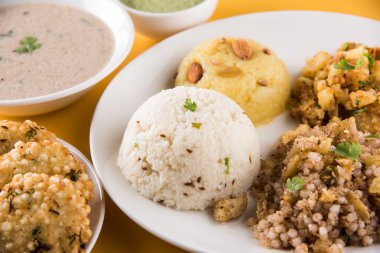  Önizleme kaydetmek bir lightbox benzer görüntüleri Paylaş stok fotoğraf bulmak için: Hint oruç yemek tarifleri, navratri vrat gıda, mahashivratri gıda, ekadashi yemek tarifi, upwas gıda, geçmişte khichadi batırılmış geçmişte veya sago, yer fıstığı tatlı laddu, geçmişte vad