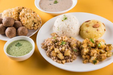  Önizleme kaydetmek bir lightbox benzer görüntüleri Paylaş stok fotoğraf bulmak için: Hint oruç yemek tarifleri, navratri vrat gıda, mahashivratri gıda, ekadashi yemek tarifi, upwas gıda, geçmişte khichadi batırılmış geçmişte veya sago, yer fıstığı tatlı laddu, geçmişte vad