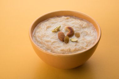 Rajasthani Şahi Raj Kachori, katchori patates ve doldurma Filiz ile doldurulmuş ve lor, Hint turşusu ve sev ile servis