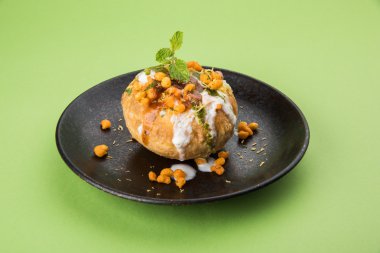 Rajasthani Şahi Raj Kachori, katchori patates ve doldurma Filiz ile doldurulmuş ve lor, Hint turşusu ve sev ile servis
