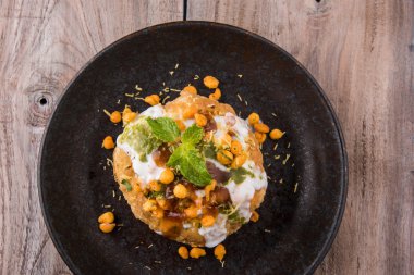 Rajasthani Şahi Raj Kachori, katchori patates ve doldurma Filiz ile doldurulmuş ve lor, Hint turşusu ve sev ile servis