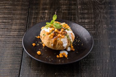 Rajasthani Şahi Raj Kachori, katchori patates ve doldurma Filiz ile doldurulmuş ve lor, Hint turşusu ve sev ile servis