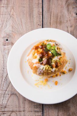 Rajasthani Şahi Raj Kachori, katchori patates ve doldurma Filiz ile doldurulmuş ve lor, Hint turşusu ve sev ile servis