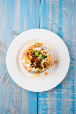 Rajasthani Şahi Raj Kachori, katchori patates ve doldurma Filiz ile doldurulmuş ve lor, Hint turşusu ve sev ile servis