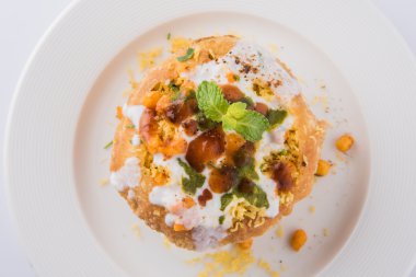 Rajasthani Şahi Raj Kachori, katchori patates ve doldurma Filiz ile doldurulmuş ve lor, Hint turşusu ve sev ile servis