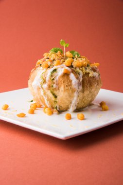 Rajasthani Şahi Raj Kachori, katchori patates ve doldurma Filiz ile doldurulmuş ve lor, Hint turşusu ve sev ile servis