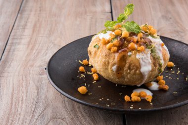 Rajasthani Şahi Raj Kachori, katchori patates ve doldurma Filiz ile doldurulmuş ve lor, Hint turşusu ve sev ile servis
