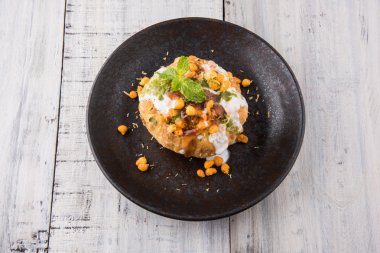 Rajasthani Şahi Raj Kachori, katchori patates ve doldurma Filiz ile doldurulmuş ve lor, Hint turşusu ve sev ile servis