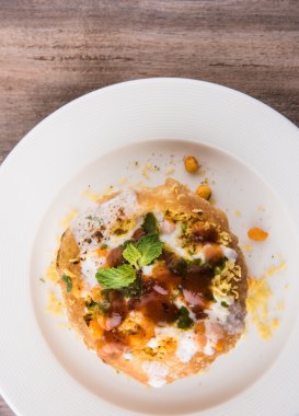 Rajasthani Şahi Raj Kachori, katchori patates ve doldurma Filiz ile doldurulmuş ve lor, Hint turşusu ve sev ile servis