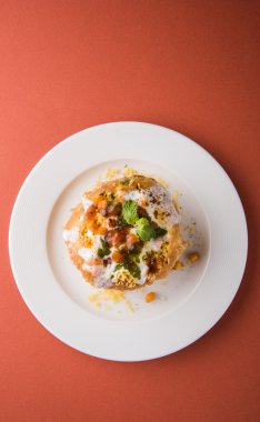 Rajasthani Şahi Raj Kachori, katchori patates ve doldurma Filiz ile doldurulmuş ve lor, Hint turşusu ve sev ile servis