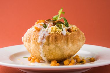Rajasthani Şahi Raj Kachori, katchori patates ve doldurma Filiz ile doldurulmuş ve lor, Hint turşusu ve sev ile servis