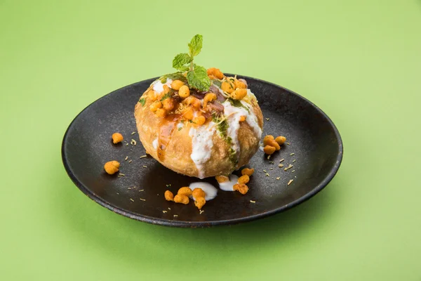 Rajasthani Shahi Raj Kachori, recheado katchori com recheio de batata e broto e servido com coalhada, chutney e sev — Fotografia de Stock