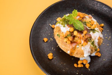 Rajasthani Şahi Raj Kachori, katchori patates ve doldurma Filiz ile doldurulmuş ve lor, Hint turşusu ve sev ile servis