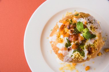 Rajasthani Şahi Raj Kachori, katchori patates ve doldurma Filiz ile doldurulmuş ve lor, Hint turşusu ve sev ile servis