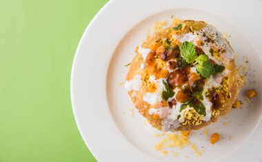 Rajasthani Şahi Raj Kachori, katchori patates ve doldurma Filiz ile doldurulmuş ve lor, Hint turşusu ve sev ile servis