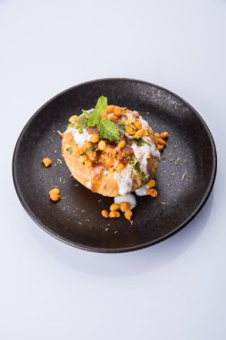 Rajasthani Şahi Raj Kachori, katchori patates ve doldurma Filiz ile doldurulmuş ve lor, Hint turşusu ve sev ile servis