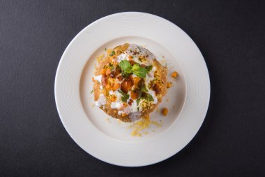 Rajasthani Şahi Raj Kachori, katchori patates ve doldurma Filiz ile doldurulmuş ve lor, Hint turşusu ve sev ile servis