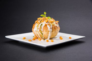 Rajasthani Şahi Raj Kachori, katchori patates ve doldurma Filiz ile doldurulmuş ve lor, Hint turşusu ve sev ile servis