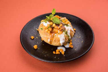 Rajasthani Şahi Raj Kachori, katchori patates ve doldurma Filiz ile doldurulmuş ve lor, Hint turşusu ve sev ile servis