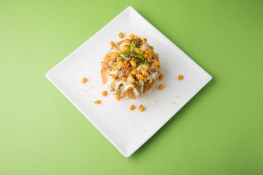 Rajasthani Şahi Raj Kachori, katchori patates ve doldurma Filiz ile doldurulmuş ve lor, Hint turşusu ve sev ile servis