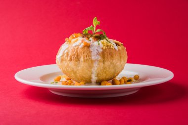 Rajasthani Şahi Raj Kachori, katchori patates ve doldurma Filiz ile doldurulmuş ve lor, Hint turşusu ve sev ile servis