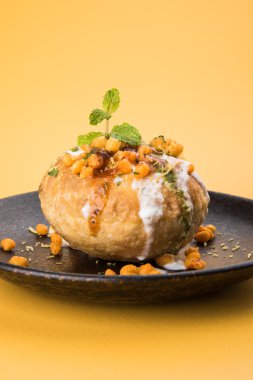 Rajasthani Şahi Raj Kachori, katchori patates ve doldurma Filiz ile doldurulmuş ve lor, Hint turşusu ve sev ile servis
