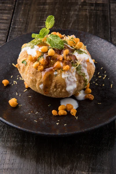 Rajasthani Şahi Raj Kachori, katchori patates ve doldurma Filiz ile doldurulmuş ve lor, Hint turşusu ve sev ile servis — Stok fotoğraf