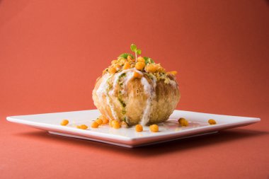 Rajasthani Şahi Raj Kachori, katchori patates ve doldurma Filiz ile doldurulmuş ve lor, Hint turşusu ve sev ile servis